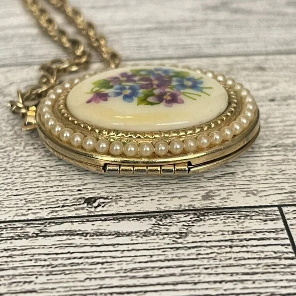 Vintage VTG Avon Floral Faux Pearl Locket Pendant Necklace 22” Long - Picture 8 of 13